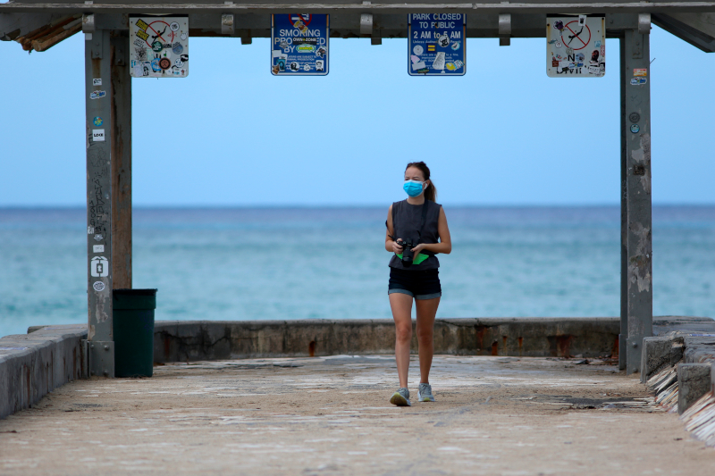 Γυναίκα με μάσκα σε παρλία της Χαβάης
