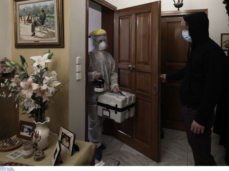 Αφιξη του ειδικού συνεργείο στο σπίτι πιθανού κρούσματος του κορωνοϊού