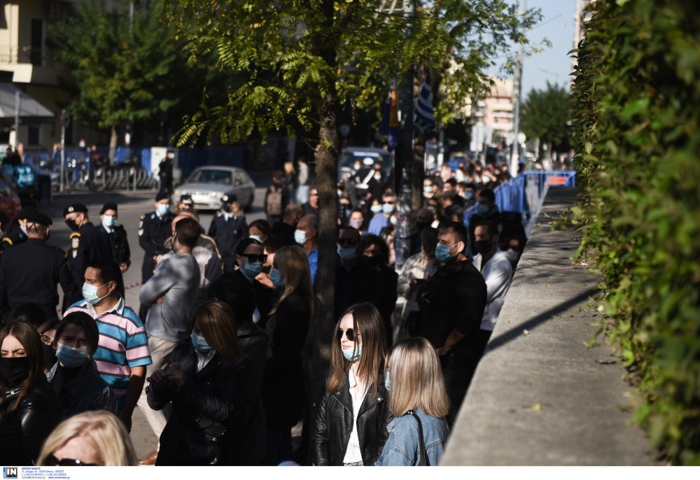 Ο κόσμος που περίμενε έξω από τον Αγιο Δημήτριο την 26η Οκτωβρίου