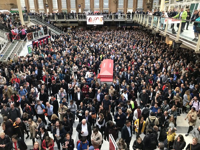 Î•Î³ÎºÎ»Ï‰Î²Î¹ÏƒÎ¼Î­Î½Î¿Î¹ Ï€Î¿Î»Î¯Ï„ÎµÏ‚ ÏƒÏ„Î¿Î½ ÏƒÏ„Î±Î¸Î¼ÏŒÏ‚ Liverpool Street Ï€Î¿Ï… Ï€Î»Î·Î¼Î¼ÏÏÎ¹ÏƒÎµ Î¼ÎµÏ„Î¬ Ï„Î·Î½ Î­Î½Ï„Î¿Î½Î· Î²ÏÎ¿Ï‡ÏŒÏ€Ï„Ï‰ÏƒÎ· ÏƒÏ„Î¿ Î›Î¿Î½Î´Î¯Î½Î¿