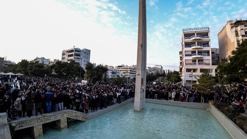 Πλήθος κόσμου συγκεντρώθηκε στην πλατεία Νέας Σμύρνης