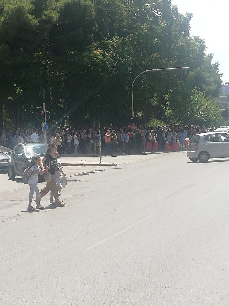 Κόσμος βγήκε στους δρόμους μετά τον σεισμό