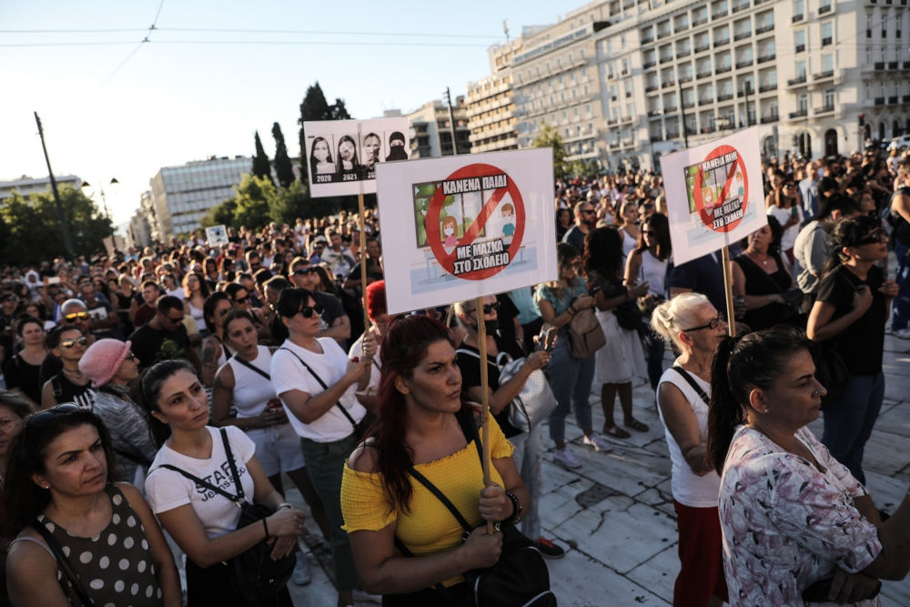 Οι διαδηλωτές φαίνεται πως δεν τηρούσαν αποστάσεις ασφαλείας στο Σύνταγμα / Φωτογραφία: George Vitsaras / SOOC