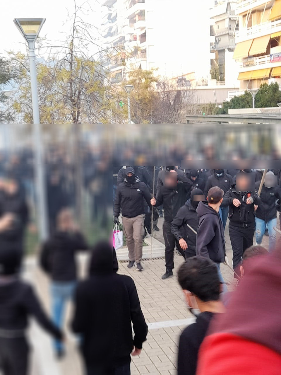 Εικόνα της αστυνομίας δείχνει αντιεξουσιαστές με κουκούλες και μπετόβεργες στα χέρια