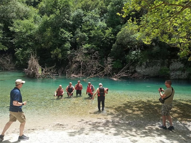 Ο Κώστας Καραμανλής με την παρέα του στα νερά του Βοϊδομάτη.