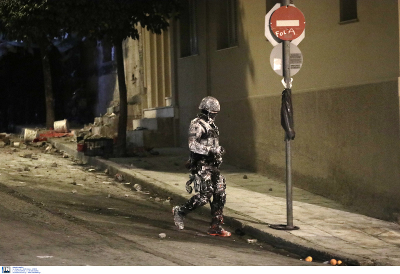 Αστυνομικός της ΕΚΑΜ μέσα στις μπογιές και στη σκόνη κατά την επιχείρηση της ΕΛ.ΑΣ. στο κτίριο της οδού Ματρόζου στο Κουκάκι