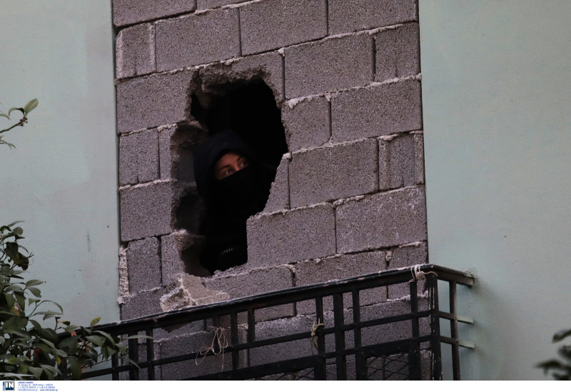 Οι αντιεξουσιαστές έσπασαν τους τσιμεντόλιθους και μπήκαν στο κτίριο της οδού Ματρόζου στο Κουκάκι