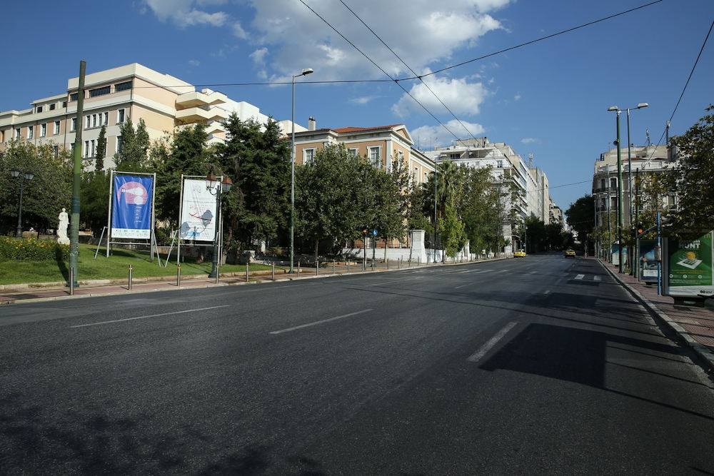 Άδειοι οι δρόμοι στην Αθήνα το πρωί της Καθαράς Δευτέρας με τους πολίτες να κάνουν Κούλουμα μακριά από την πρωτεύουσα