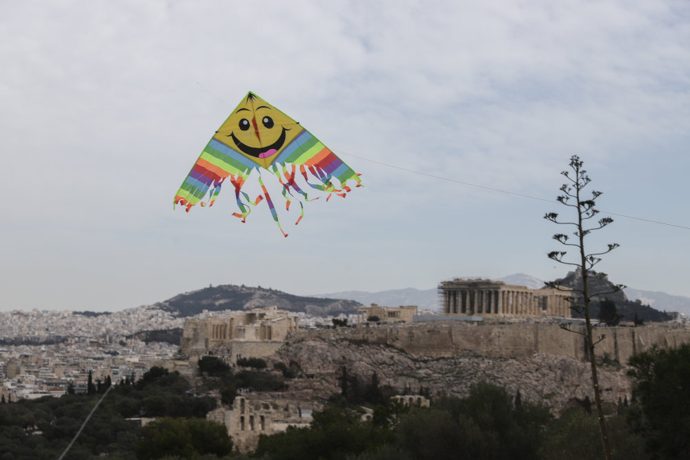 Χαρταετός με φόντο τον βράχο της Ακρόπολης και τον Παρθενώνα