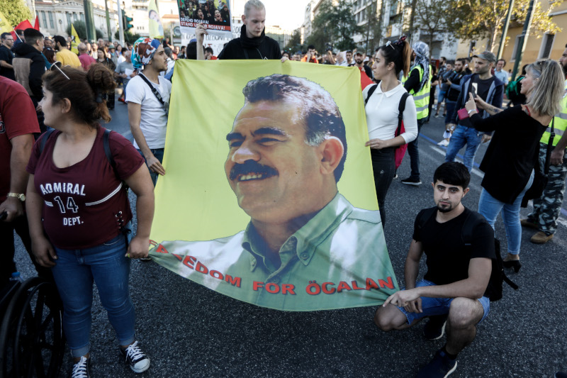 Κρατώντας πανό με την εικόνα του Οτσαλάν, πάνω από 1.000 Κούρδοι διαμαρτύρονται για τις τουρκικές επιθέσεις στην Συρία