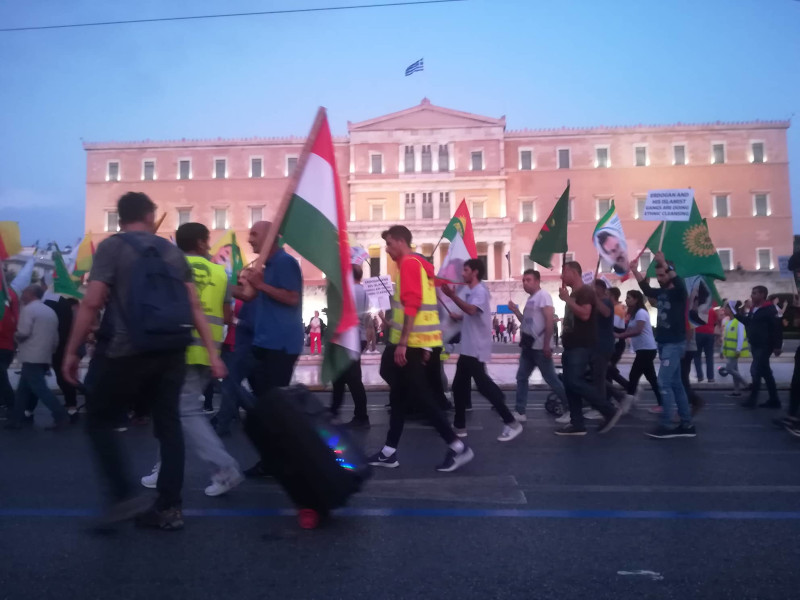 Οι διαδηλωτές φώναξαν συνθήματα περνώντας έξω από τη Βουλή