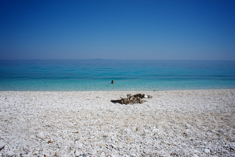 Λευκό βότσαλο και γαλάζια νερά