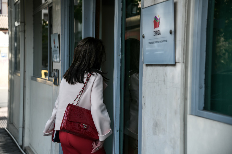 Η στιγμή που η Γιάννα Αγγελοπούλου μπαίνει στα γραφεία του ΣΥΡΙΖΑ στην Κουμουνδούρου