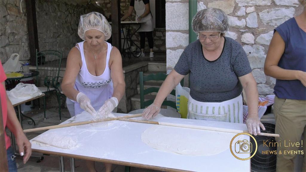 Οι νοικοκυρές ανοίγουν το φύλλο για την πίτα