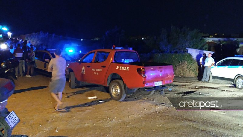 Ανδρες τις ΕΜΑΚ αναζητούν τυχόν άλλους επιβαίνοντες στο ΙΧ που έπεσε στον ποταμό Γιόφυρο