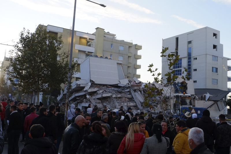 Πλήθος κόσμου μπροστά από κτίριο που κατέρρευσε από τον σεισμό