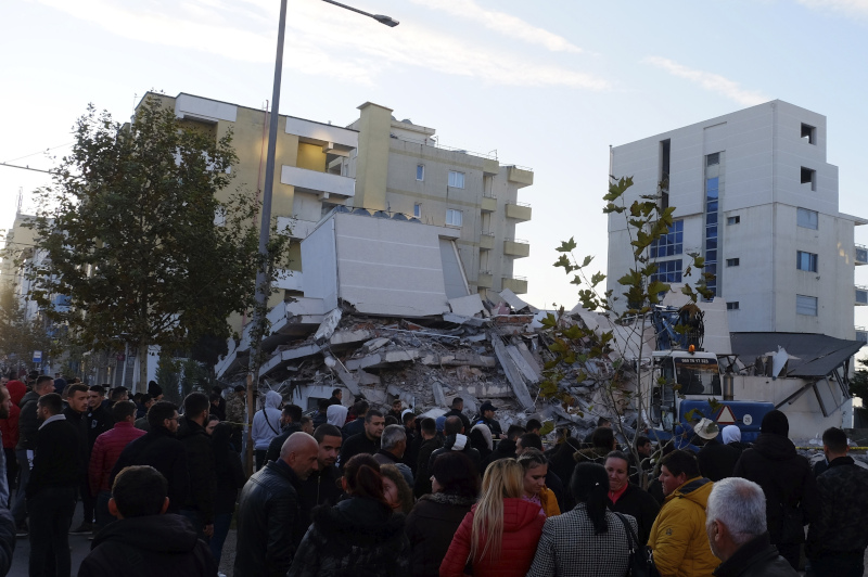 Πλήθος κόσμου μπροστά από κτίριο που κατέρρευσε στην Αλβανία 