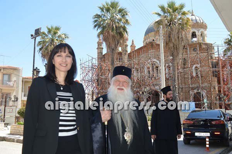 Η Ελενα Κουντουρά με τον Μητροπολίτη Αιγιαλείας