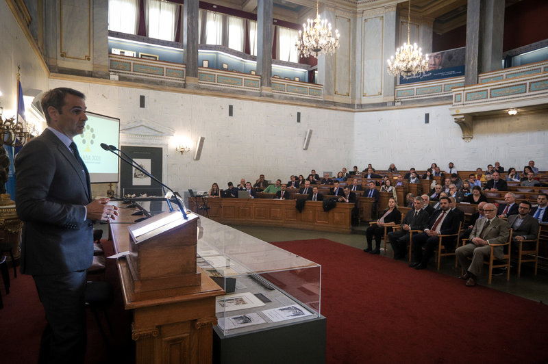 Φωτογραφία στην οποία εικονίζεται ο κ. Μητσοτάκης από το βήμα του ομιλητή και το κοινό που συμμετείχε στην εκδήλωση. 