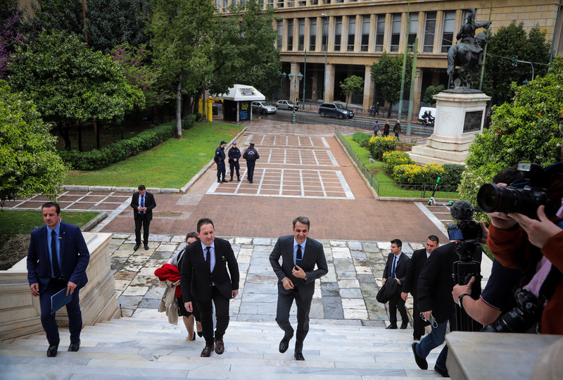 Ο Κυριάκος Μητσοτάκης ανεβαίνει τα σκαλιά της Παλαιάς Βουλής για την εκδήλωση του Κέντρου Φιλελεύθερων Μελετών