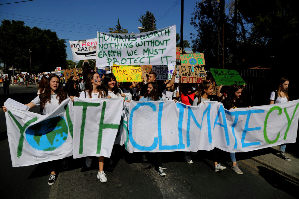 ÎœÎ±Î¸Î·Ï„Î­Ï‚ ÏƒÏ„Î·Î½ ÎšÏÏ€ÏÎ¿ Î´Î¹Î±Î´Î·Î»ÏŽÎ½Î¿Ï…Î½ Î¼Î±Î¶Î¯ Î¼Îµ ÏŒÎ»Î¿ Ï„Î¿Î½ ÎºÏŒÏƒÎ¼Î¿ ÎºÎ±Ï„Î¬ Ï„Î·Ï‚ ÎºÎ»Î¹Î¼Î±Ï„Î¹ÎºÎ®Ï‚ Î±Î»Î»Î±Î³Î® / Î¦Ï‰Ï„Î¿Î³ÏÎ±Ï†Î¯Î±: AP Photos