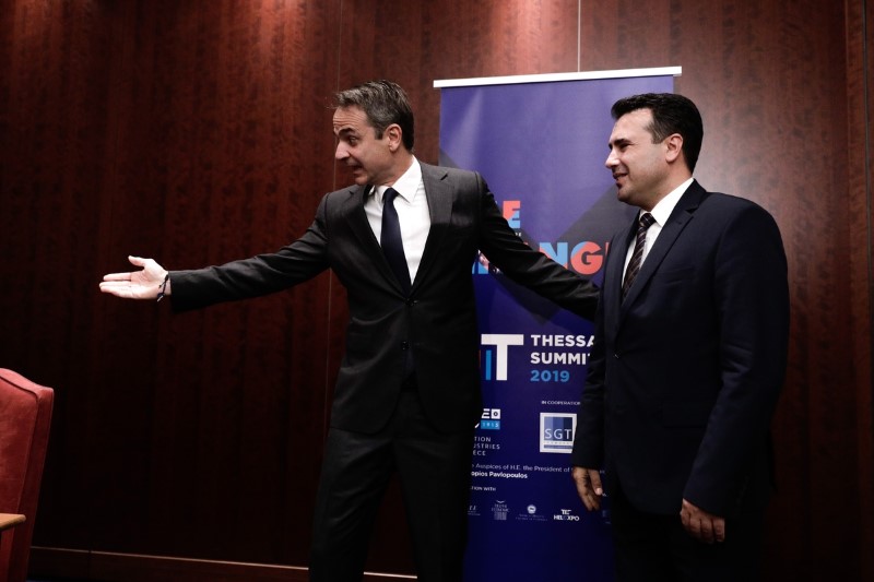 Ο Κυριάκος Μητσοτάκης δείχνει κάτι στον Ζόραν Ζάεφ