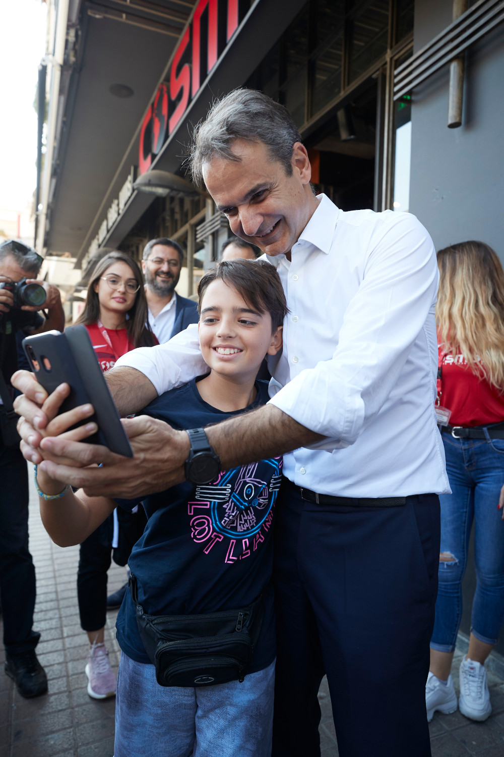 Ο Κυριάκος Μητσοτάκης έβγαλε και selfie με έναν μικρό στους δρόμους της Καλαμάτας