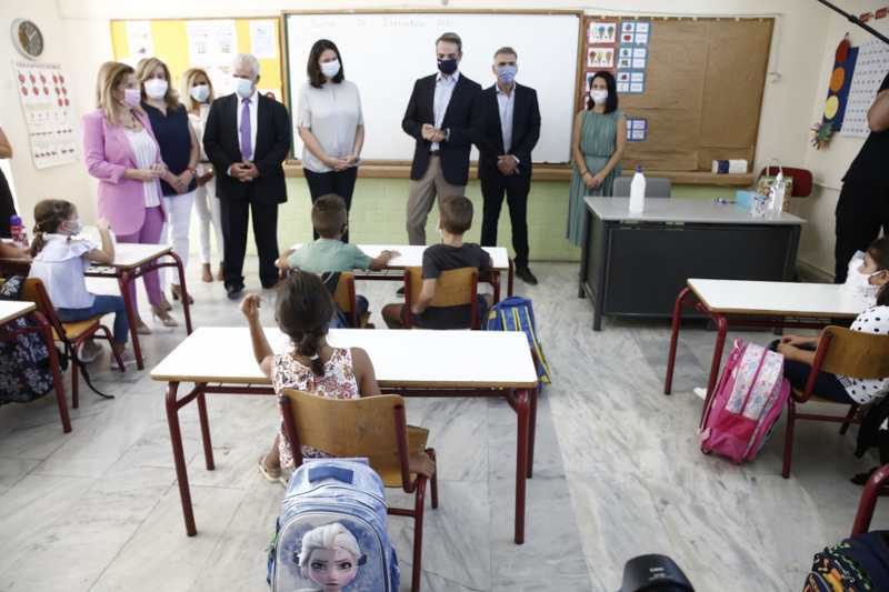 Κυριάκος Μητσοτάκης και Κεραμέως με μάσκα σε σχολική τάξη