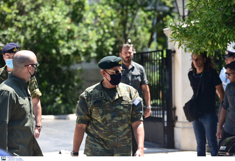 O αρχηγός ΓΕΕΘΑ, Κωνσταντίνος Φλώρος, έφτασε στο Μαξίμου φορώντας στολή παραλλαγής