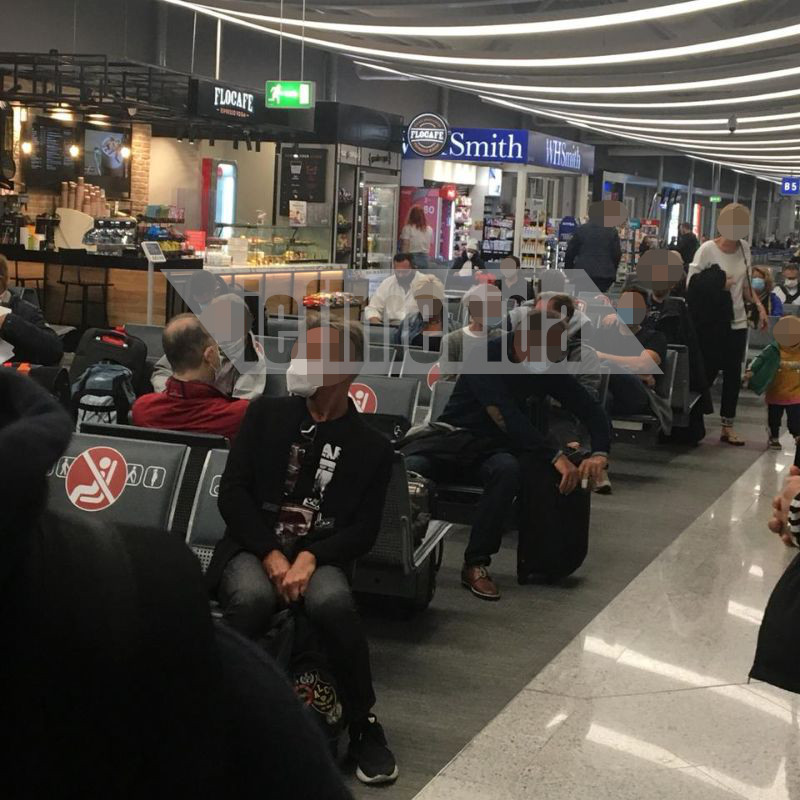 Ο Γιάννης Λαγός με το κομπολόι και το κινητό στο χέρι περιμένει να επιβιβαστεί στο αεροπλάνο για Βρυξέλλες