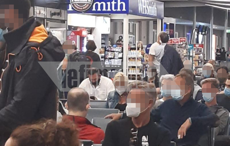 Ο Γιάννης Λαγός στο αεροδρόμιο Ελευθέριος Βενιζέλος μετά την πρόταση της εισαγγελέως για τις ποινές στους Χρυσαυγίτες