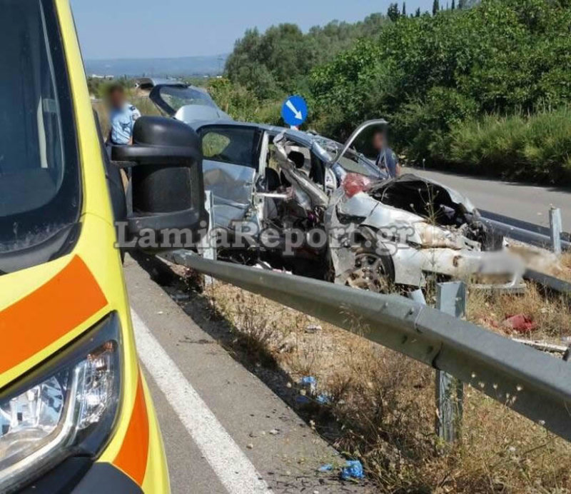 Ενα ασθενοφόρο στο σημείο του τροχαίου δυστυχήματος