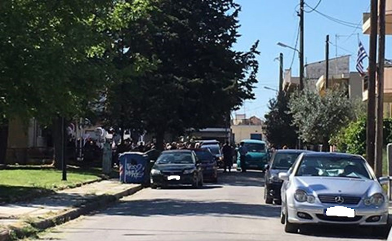 Συνωστισμός στην κηδεία του 50χρονου Ρομά στη Λάρισα 