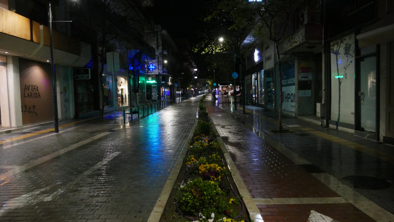 Αδειος πεζόδρομος στη Λάρισα