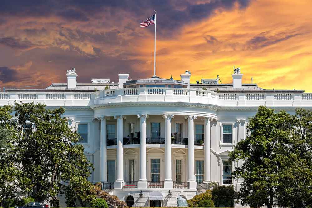 Εικόνα του Λευκού Οίκου κάτω από έναν χρωματιστό ουρανό
