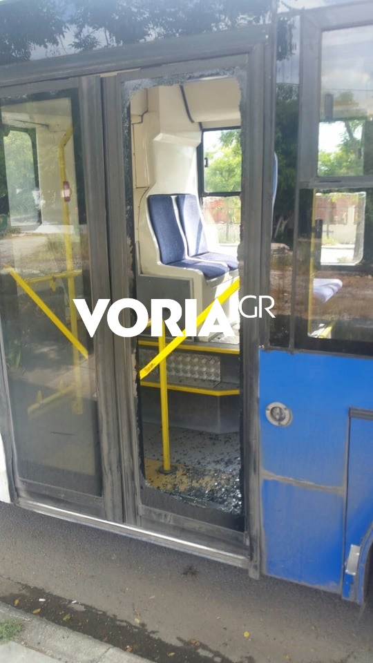 Σπασμένο τζάμι λεωφορείου