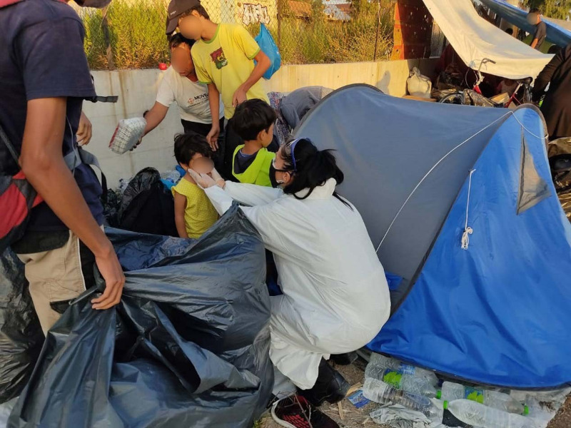 αστυνομικός με προσφυγόπουλα από τη Μόρια 