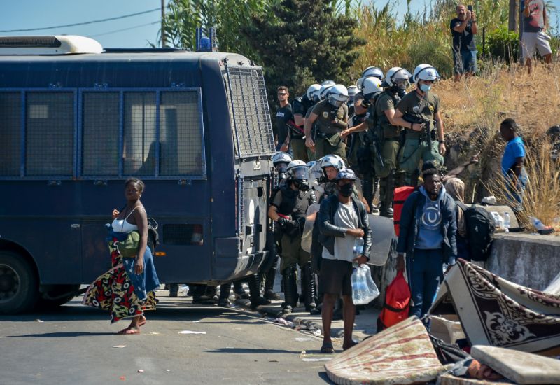 Σε αστυνομικό κλοιό η περιοχή στην οποία έχουν στήσει υπαίθριο καταυλισμό οι μετανάστες 