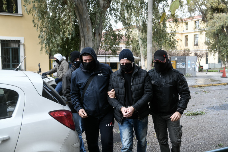 Ο Δημήτρης Λιγνάδης με μάσκα και χειροπέδες