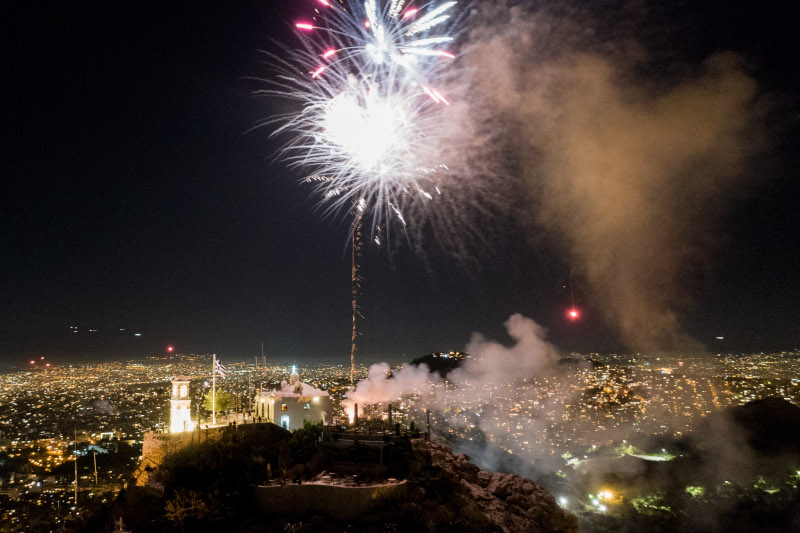 πυροτεχνήματα στον Λυκαβηττό 