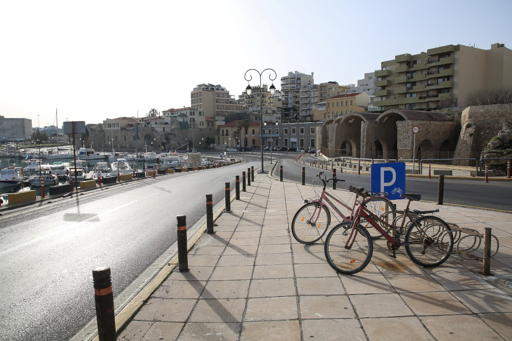 Αδειος δρόμος στο λιμάνι Ηρακλείου με παρκαρισμένα ποδήλατα