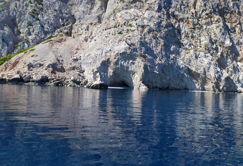 Σε αυτή τη σπηλιά έκρυβαν τα ναρκωτικά οι δράστες από την Αλβανία