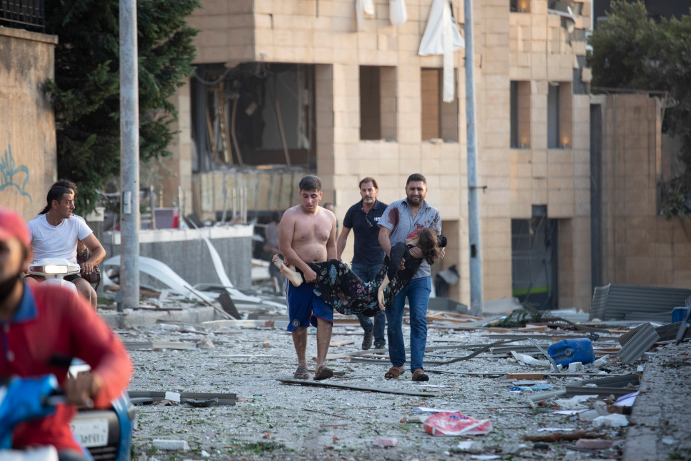 Ανδρες μεταφέρουν με τα χέρια τραυματία
