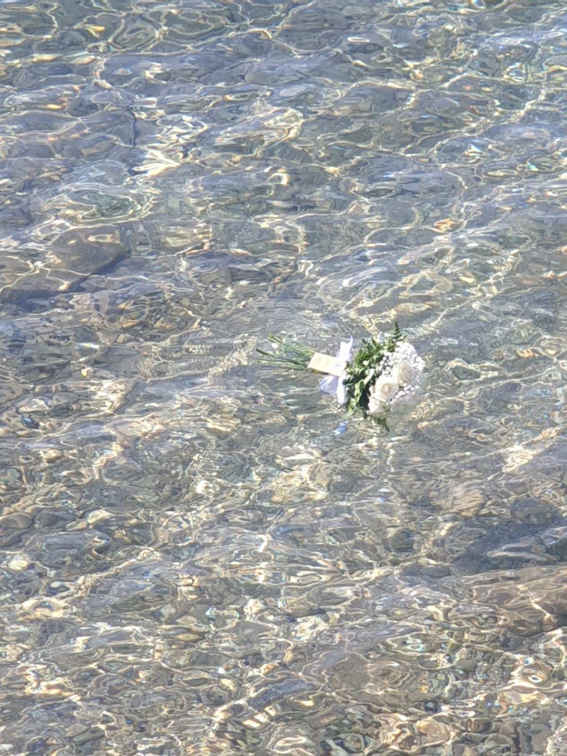 Ένα μπουκέτο λουλούδια στην μνήμη των 102 θυμάτων που έχασαν την ζωή τους στην φονική πυρκαγιά στο Μάτι
