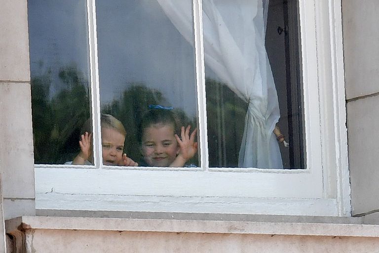 Πρίγκιπας Λούις πριγκιπίσσα Σάρλοτ χαιρετούν από το παράθυρο 2019
