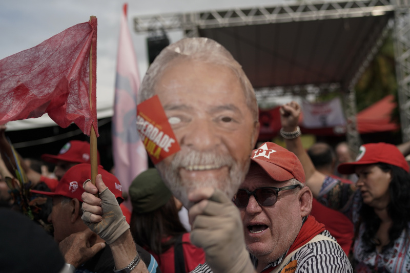 Πλήθος κόσμου περίμενε με κόκκινες σημαίες τον πρώην πρόεδρο της Βραζιλίας / Φωτογραφία: AP