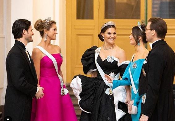 Η πριγκίπισσα Μαντλέν με φούξια τουαλέτα, η πριγκίπισσα Βικτόρια με ασύμμετρη ασπρόμαυρη και η πριγκίπισσα Σοφία με τυρκουάζ μακρύ φόρεμα 