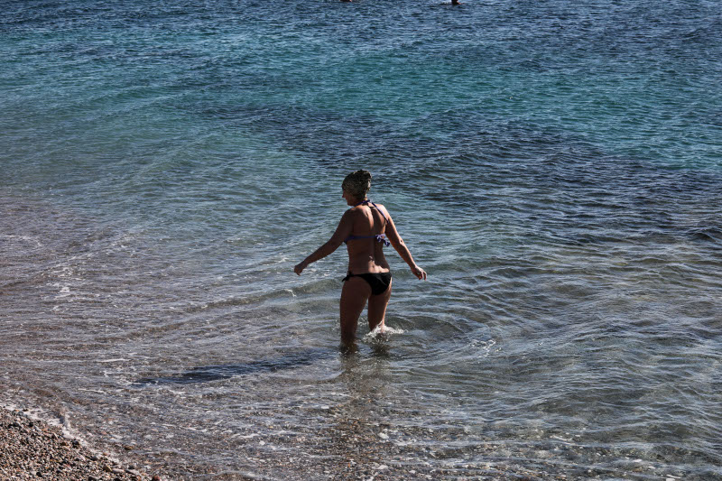 Γέμισε από κόσμο η παραλία του Φλοίσβου