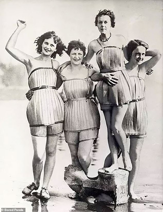 Μια ομάδα γυναικών που φορούσαν μαγιό από ελαφρύ ξύλο τη δεκαετία του 1940.