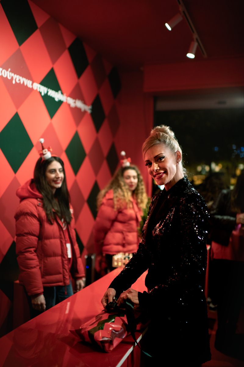 Η Ζέτα Μακρυπούλια τυλίγοντας δώρα που η Coca-Cola θα μοιράσει σε συνανθρώπους μας